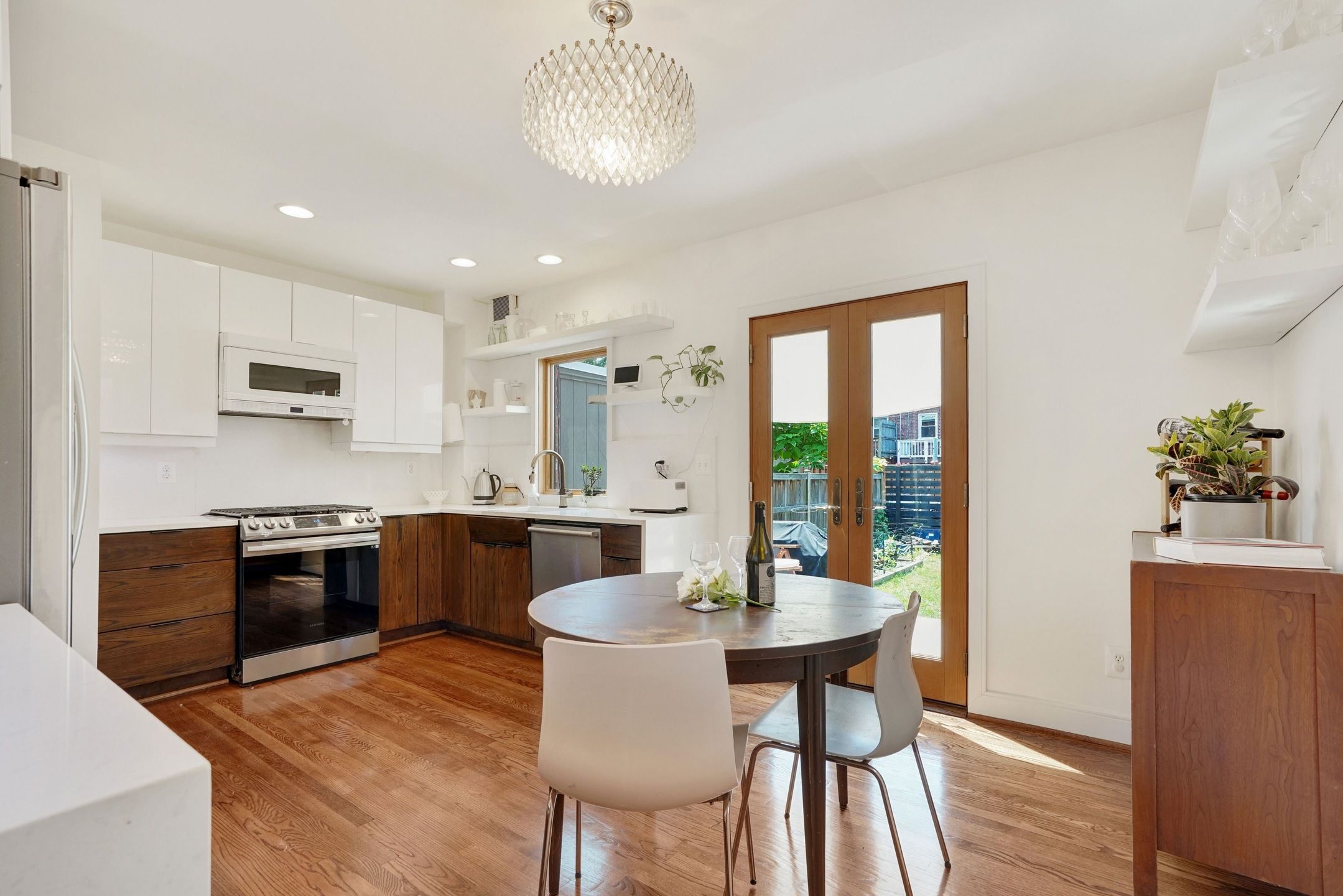 529 E. Luray Ave. kitchen