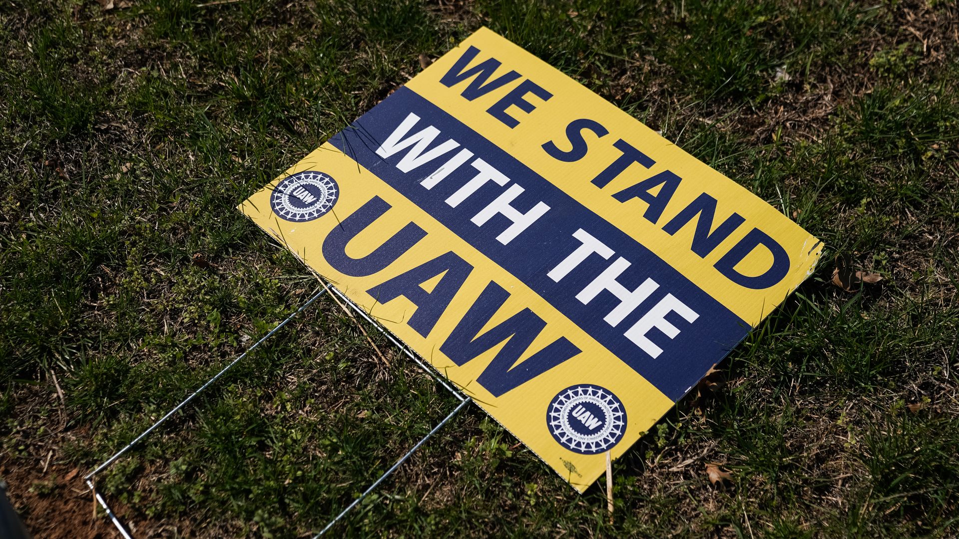 A lawn sign saying "We stand with the UAW" 