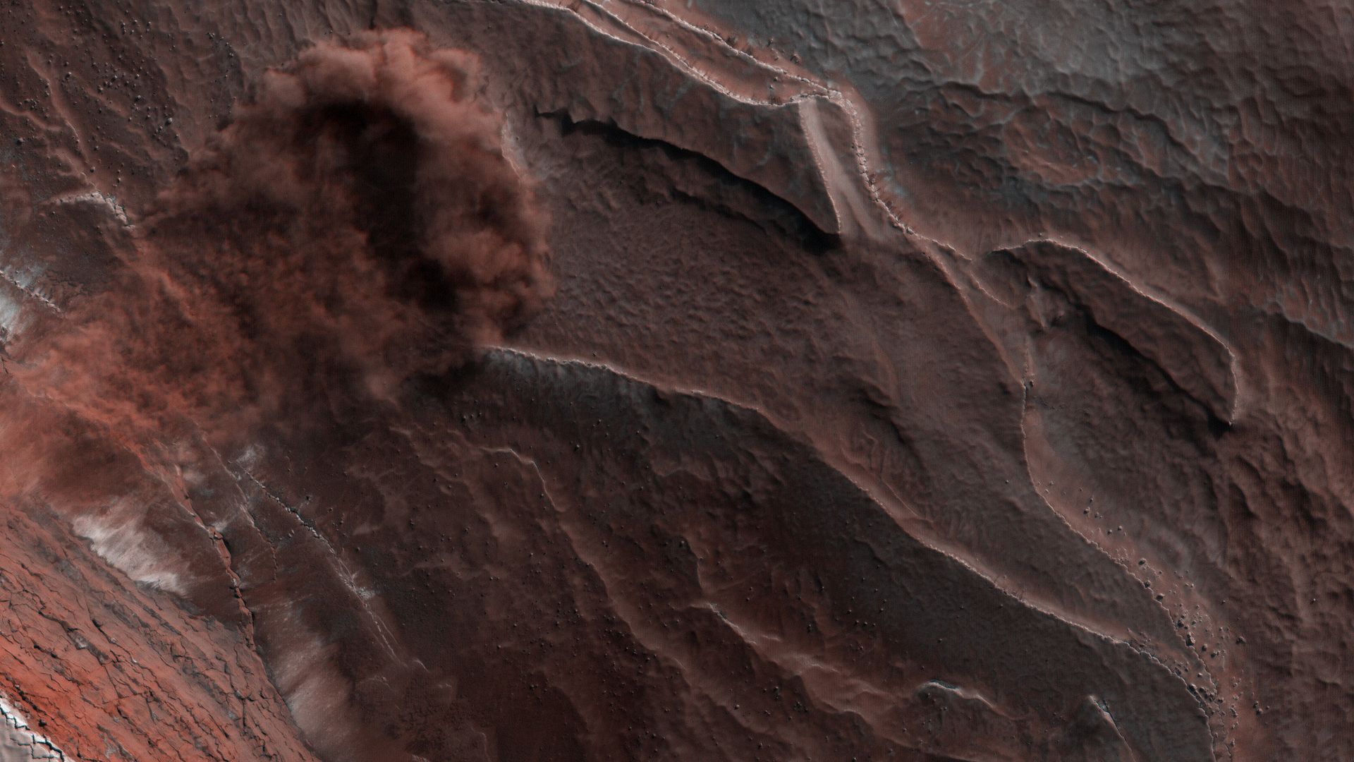 An avalanche on Mars seen from orbit