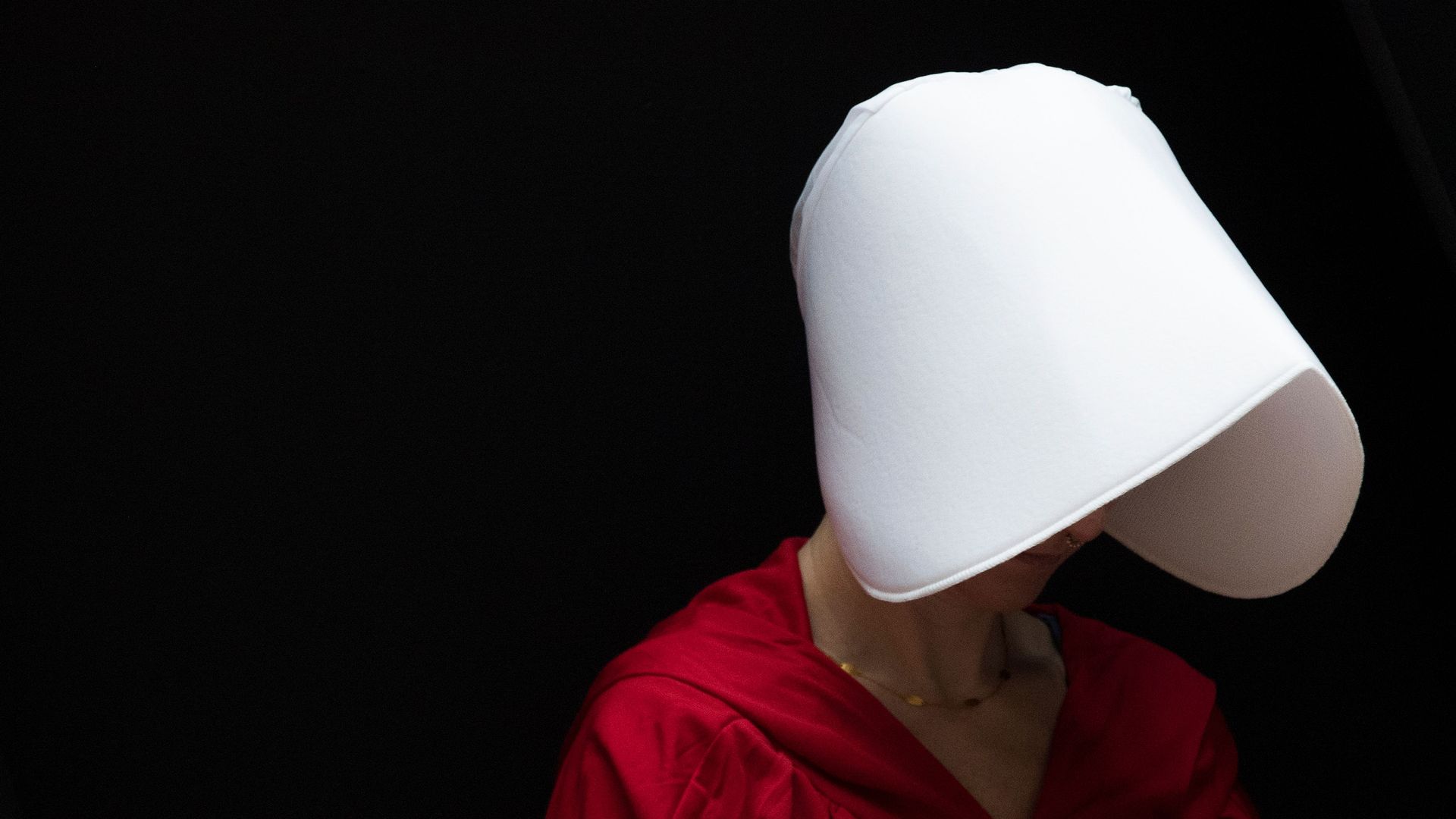 A woman dressed as a character from the Handmaid's Tale.