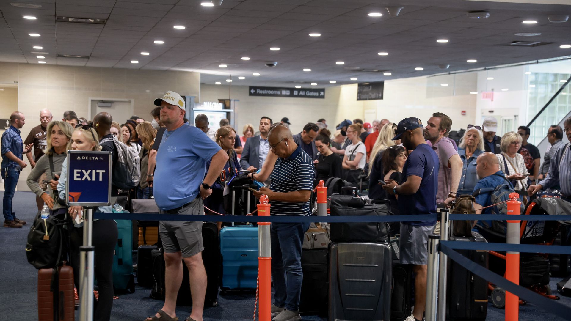 Travelers stand in a long line to check in at the Milwaukee Mitchell International Airport Delta Airlines counter on July 19, 2024 in Milwaukee, Wisconsin. Photo: Joe Raedle/Getty Images