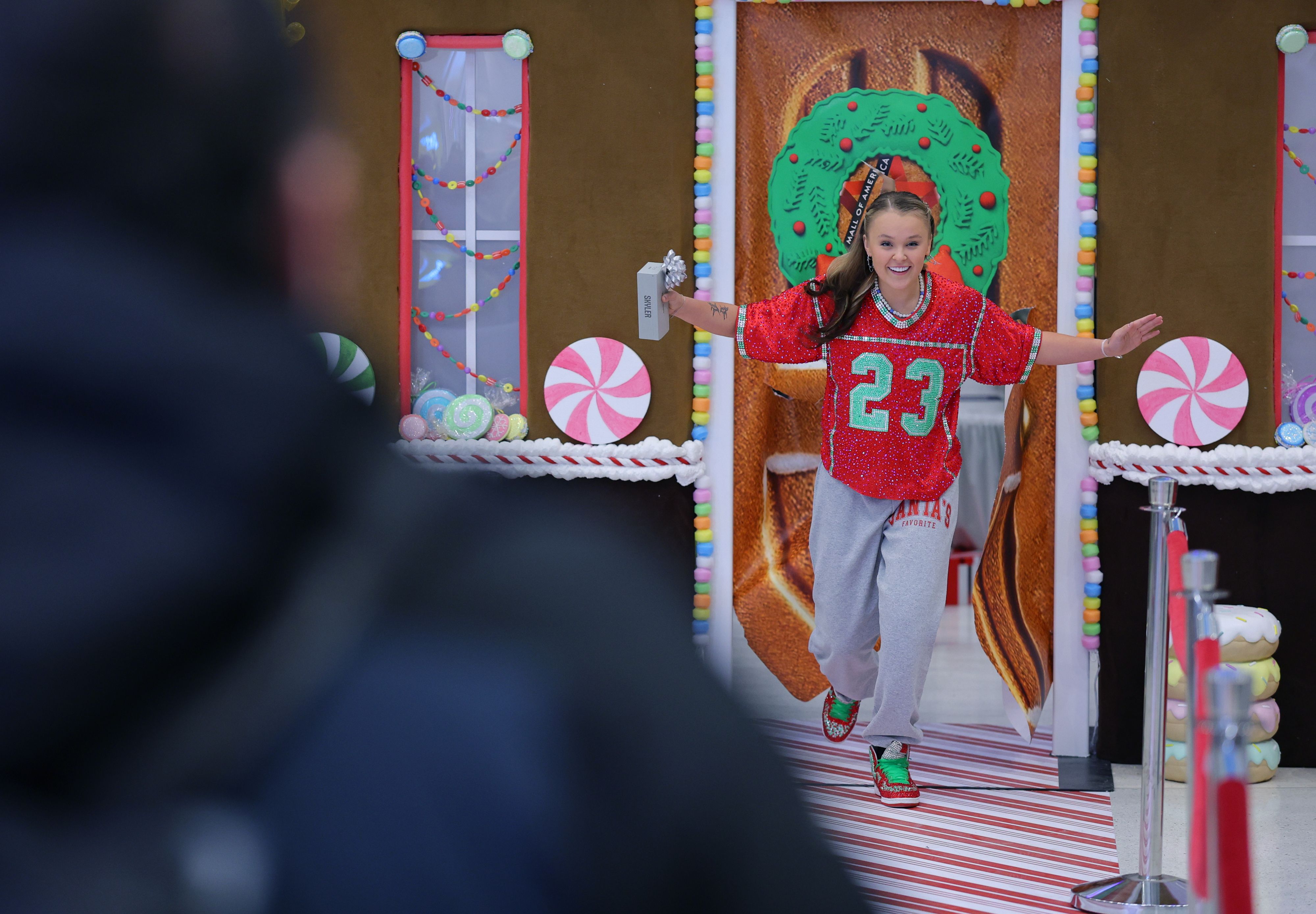 JoJo Siwa greets shoppers at the Mall of America for Black Friday deals in Bloomington, Minn., Friday, Nov. 28, 2025. (AP Photo/Adam Bettcher)