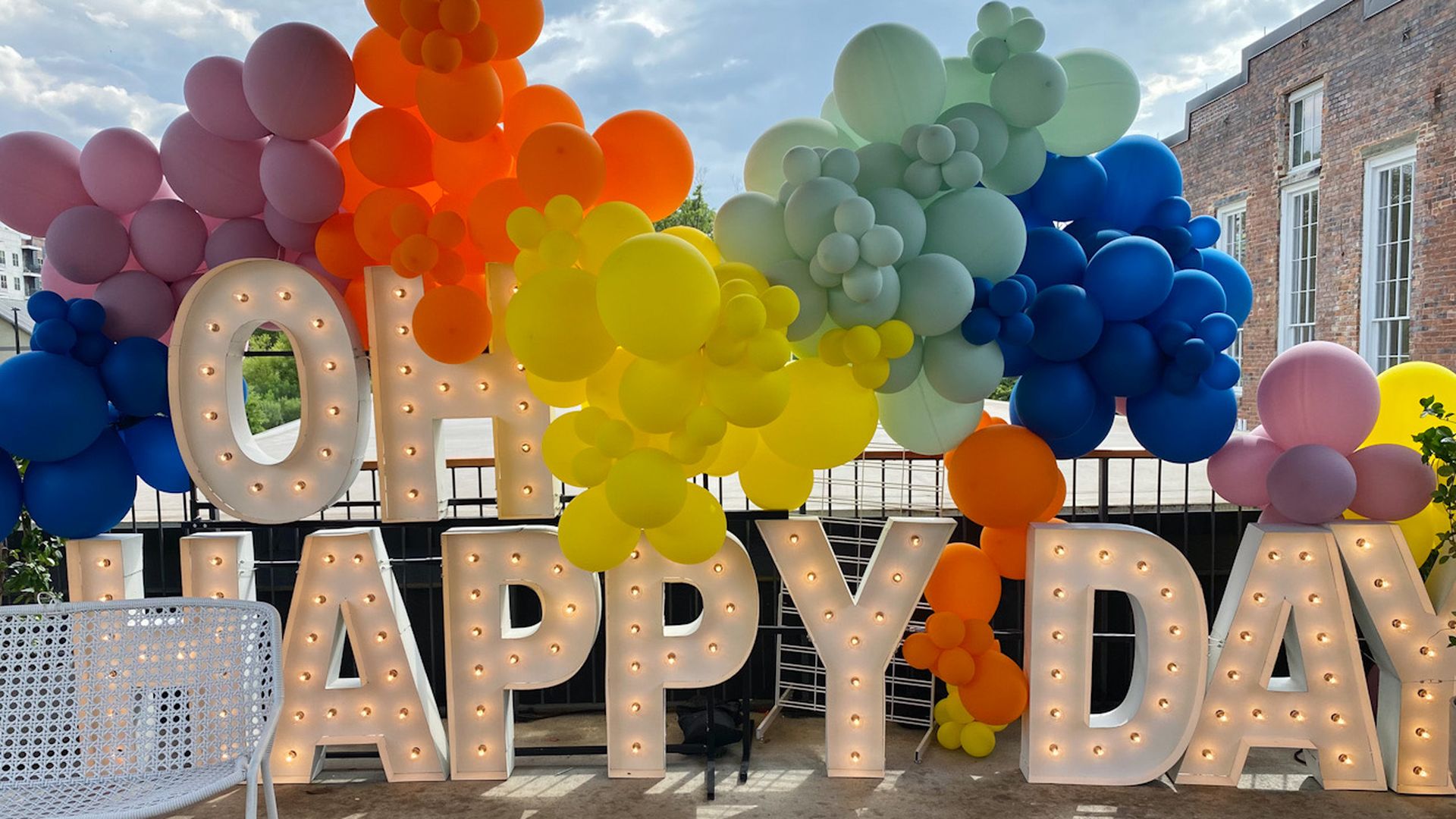 "Oh Happy Days" sign surrounded by balloons. Photo: Symphony Webber/Axios