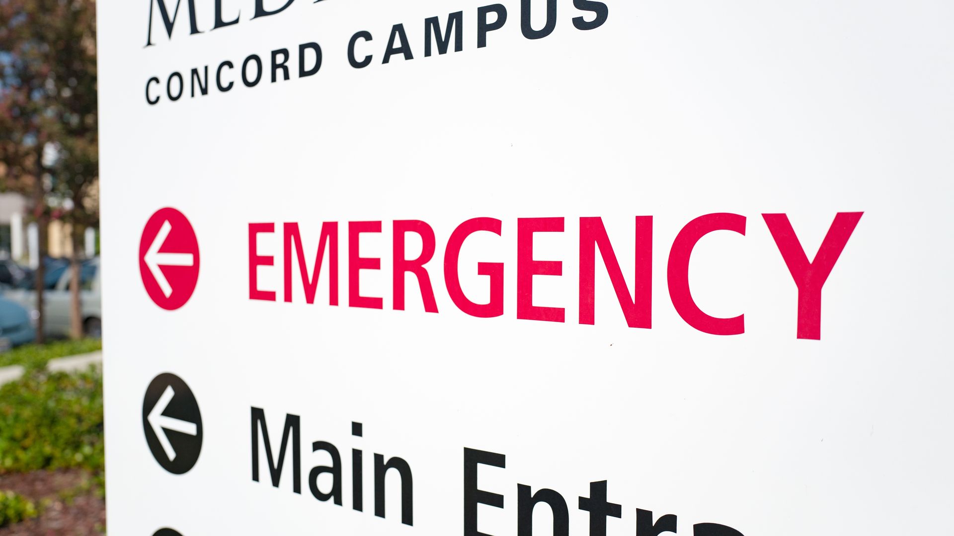 Emergency room sign near a hospital
