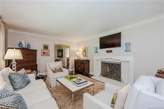 2518 Danbury St living room