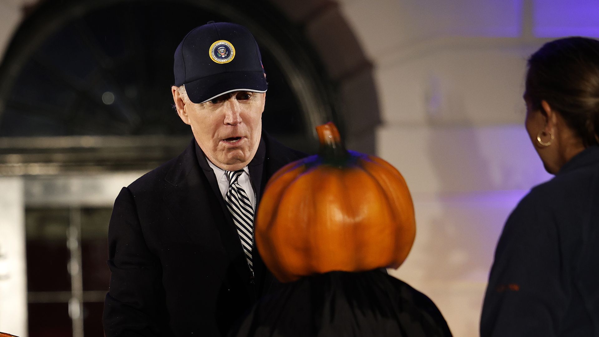 Photos Biden hosts Halloween trickortreat event at White House(00)