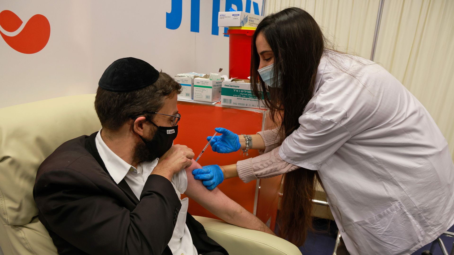  An Ultra-orthodox Jewish man gets vaccinated against the COVID-19 coronavirus at the Kupat Holim Meuhedet clinic in Jerusalem on December 21