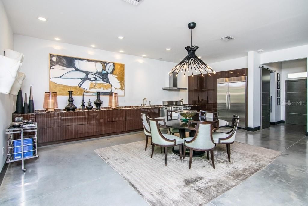 2911 W Fair Oaks Ave dining and kitchen