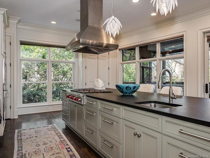 2015 Queens Rd W #0 kitchen