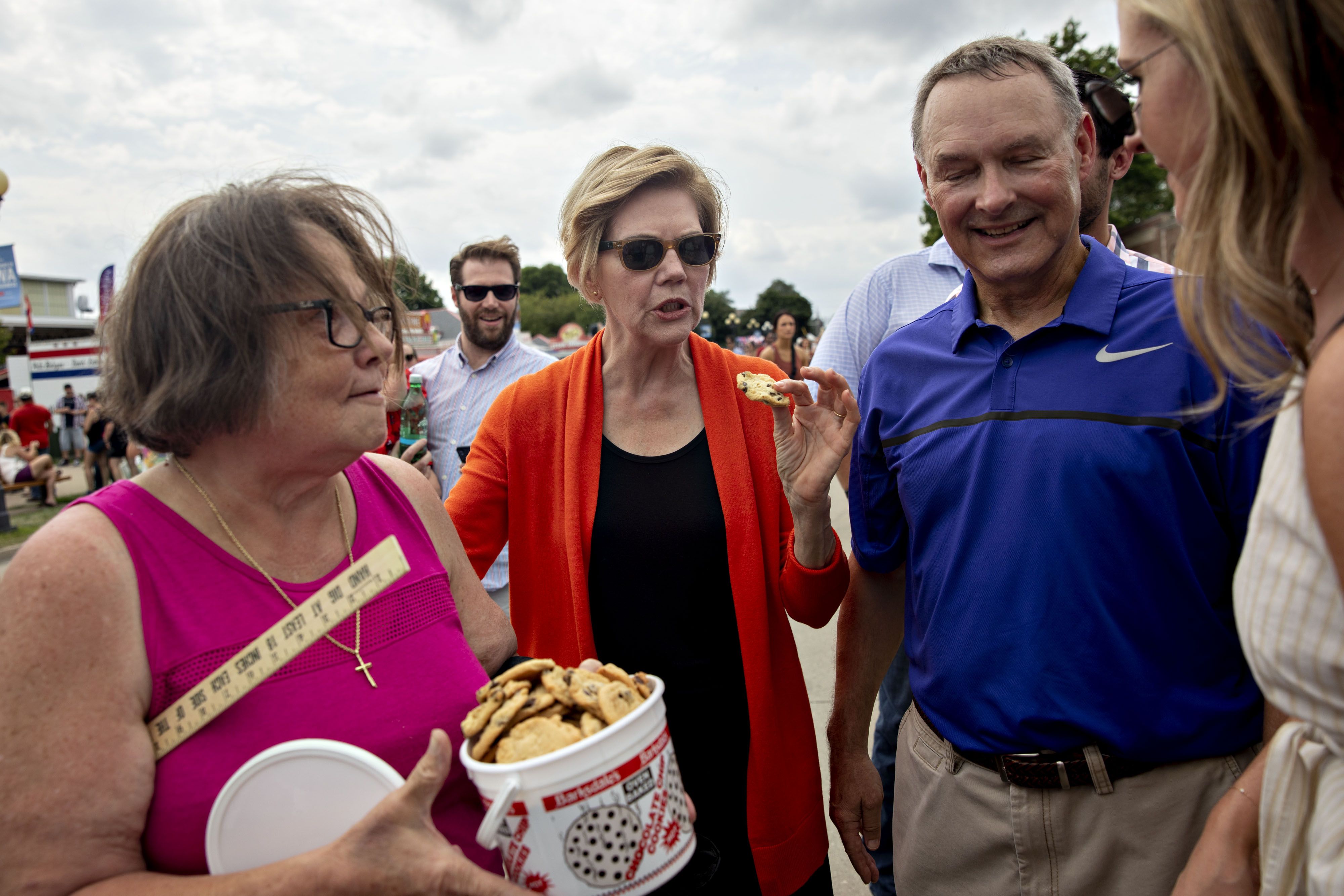 Elizabeth Warren eats a cookie