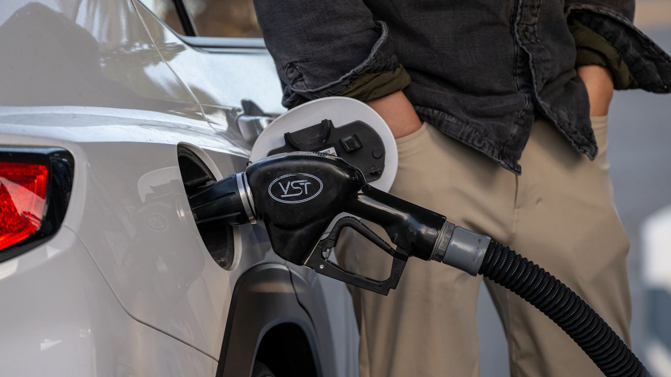 U.S. average gas price hits $4 a gallon