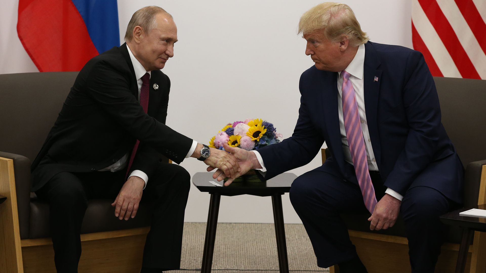 trump and putin shaking hands