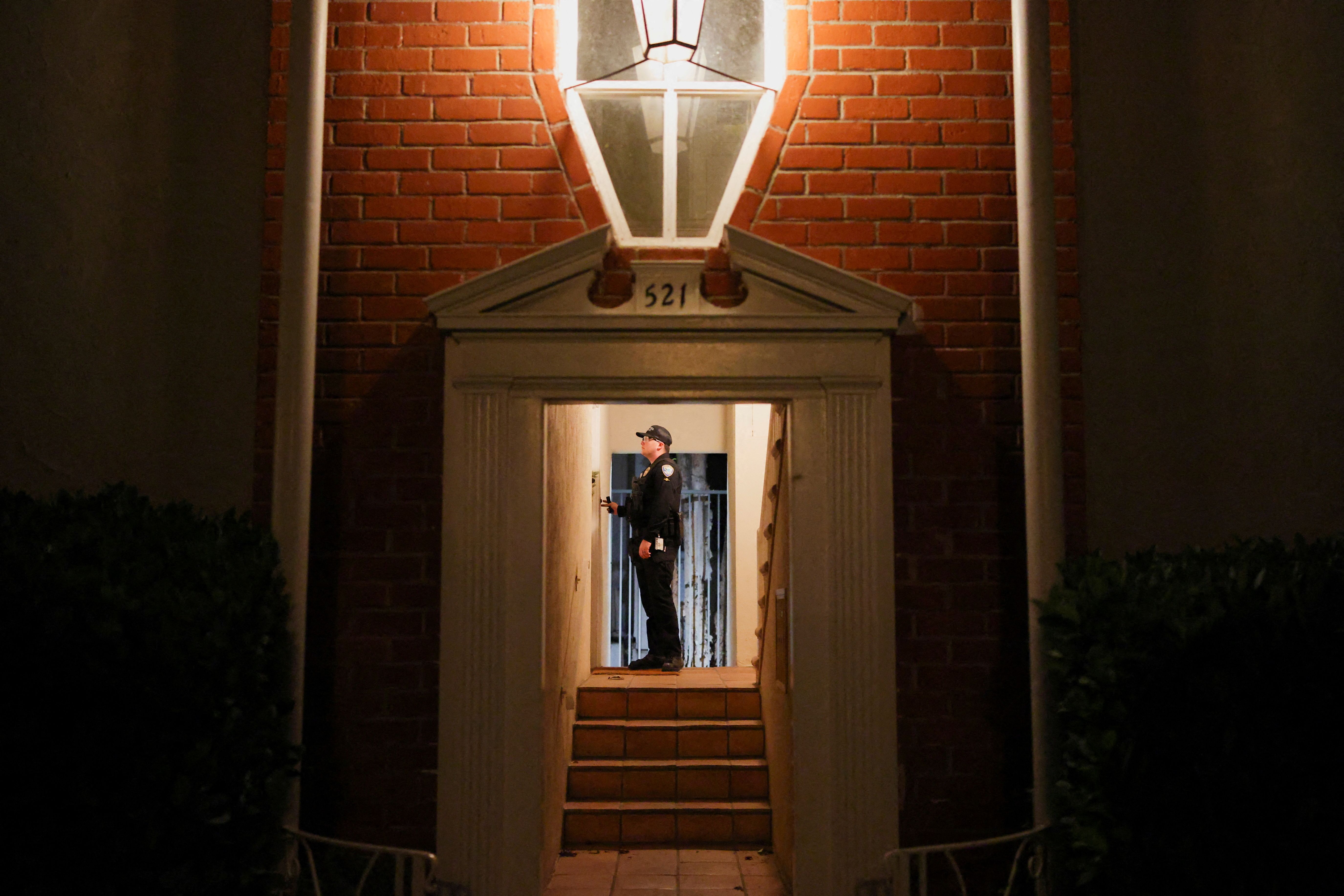 A police officer knocks on a door to alert people following an evacuation order, as a wildfire burns in the Pacific Palisades neighborhood of west Los Angeles, in Santa Monica, California, U.S., January 7, 2025. REUTERS/Daniel Cole TPX IMAGES OF THE DAY