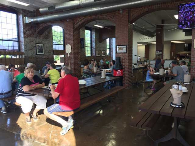 Alino-Pizzeria-Interior-family-style-seating