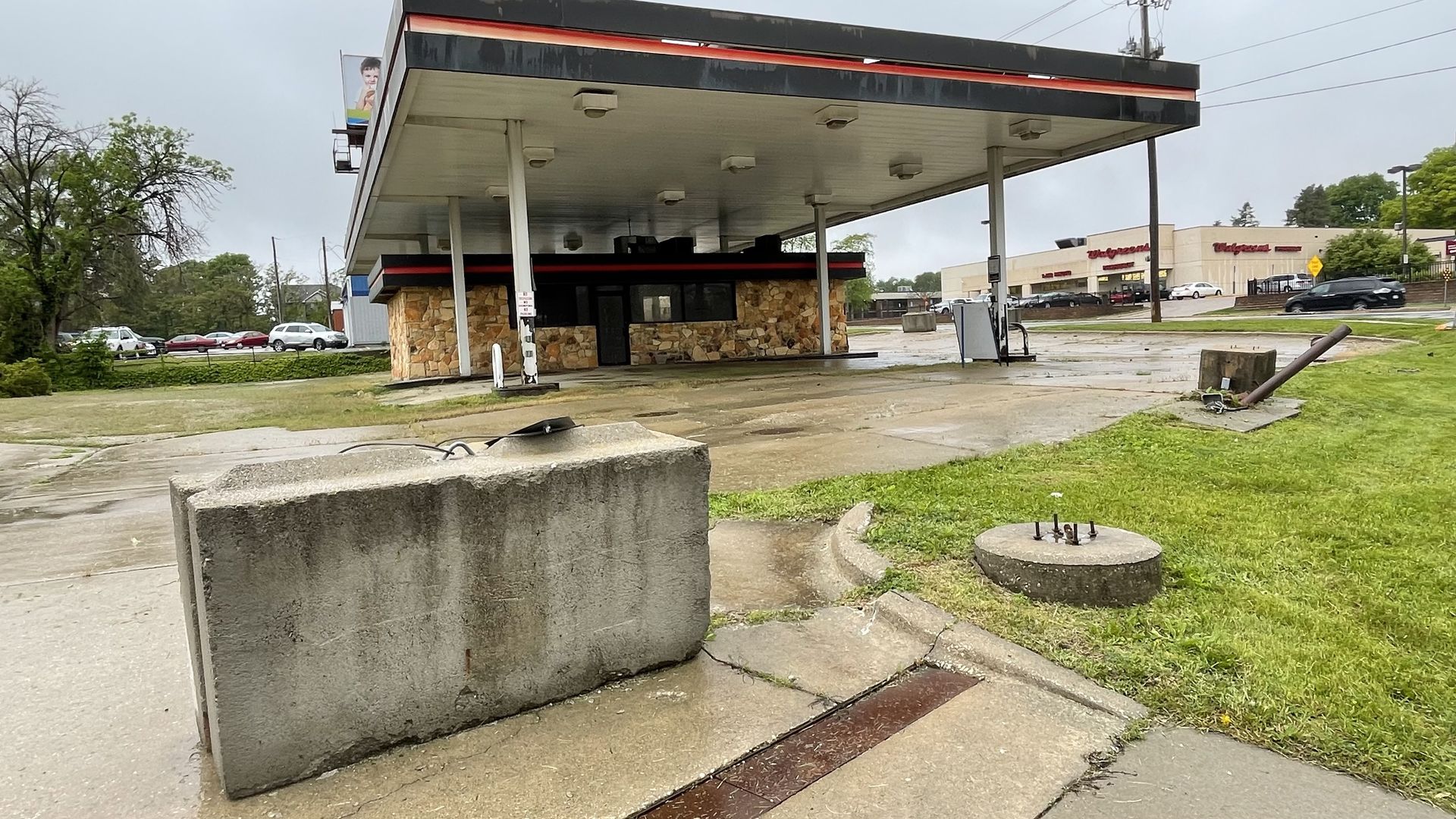 A photo of a vacant gas station in Des Moines.