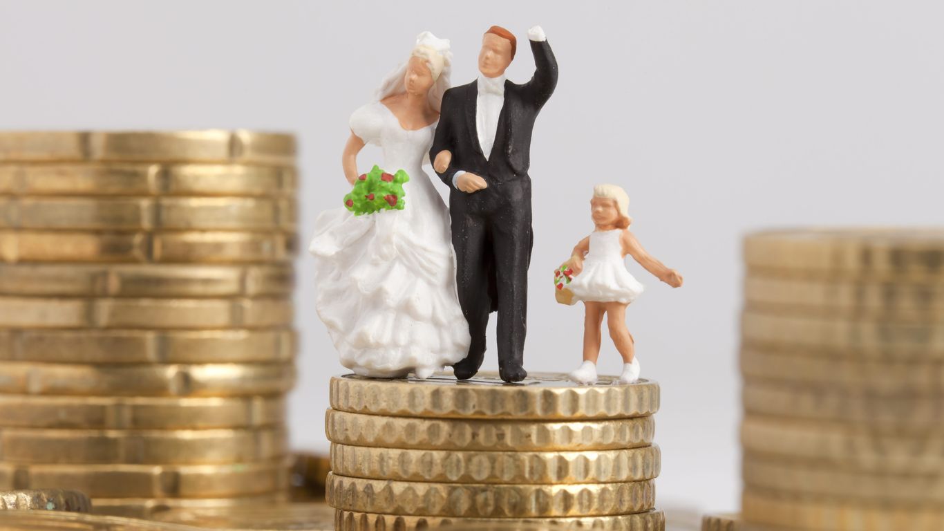 Брак и деньги. Деньги за золотую свадьбу. Женитьба денег. Скульптуры брак по расчёту.