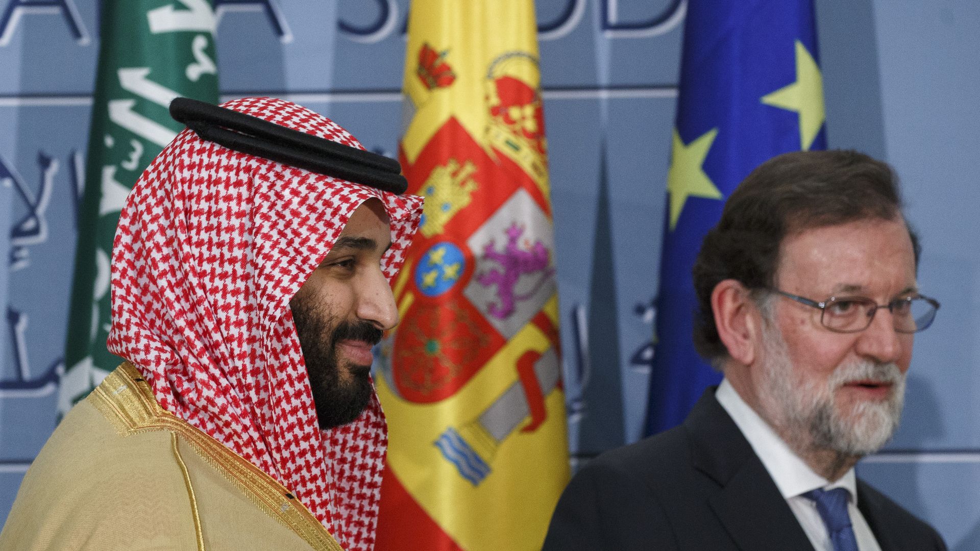 Saudi King dressed in traditional garb in press conference. 