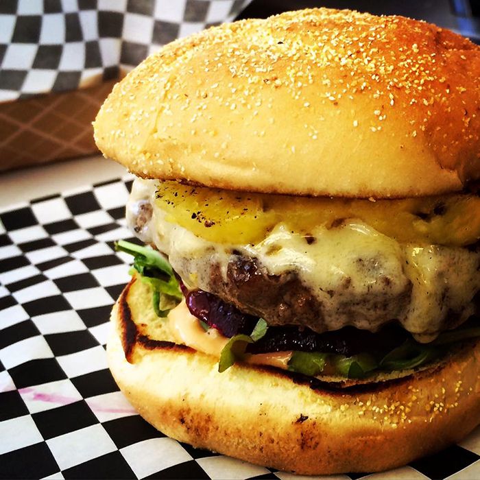 Bleu-Barn-Bistro,-Aussie-Burger