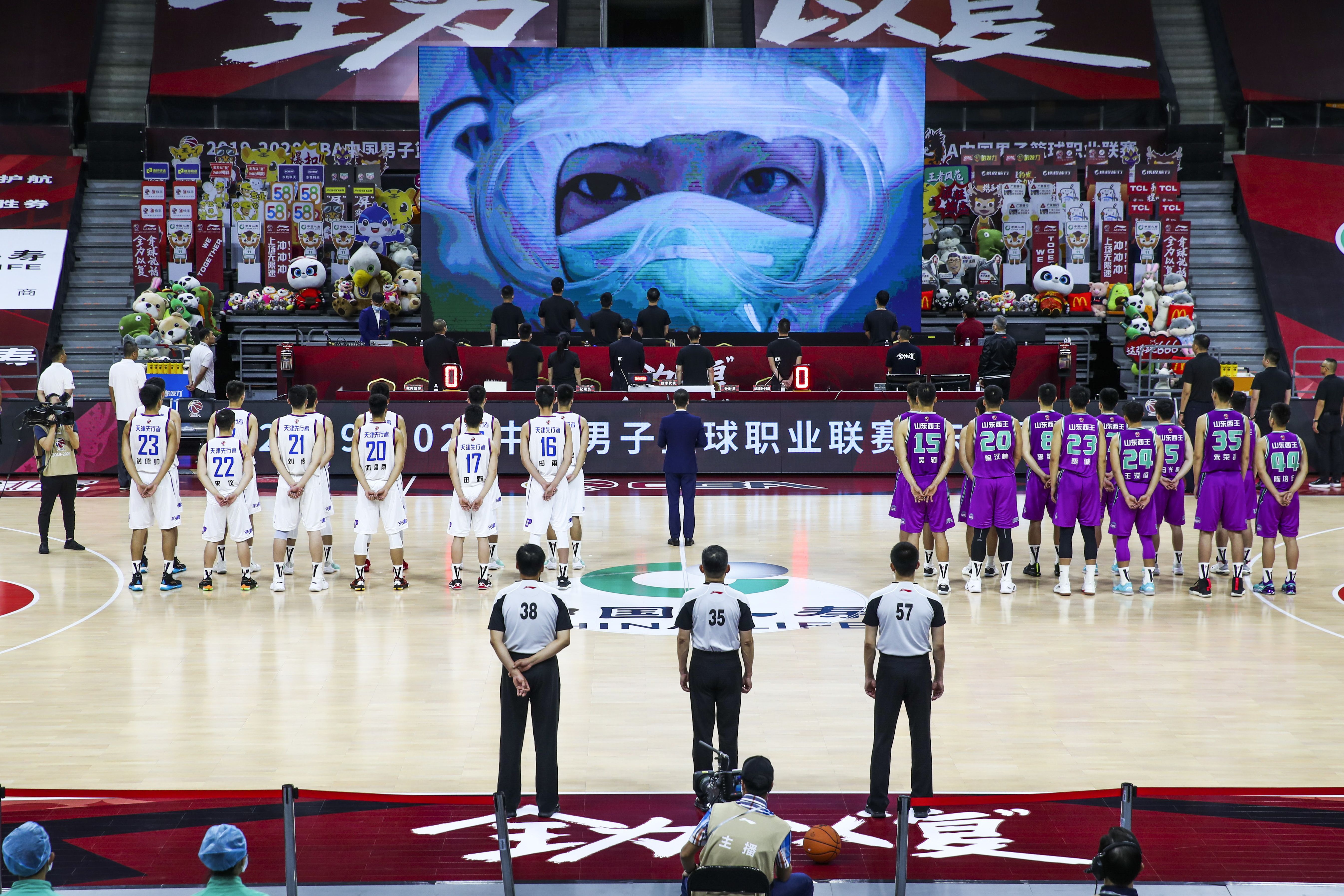 Chinese basketball players before game
