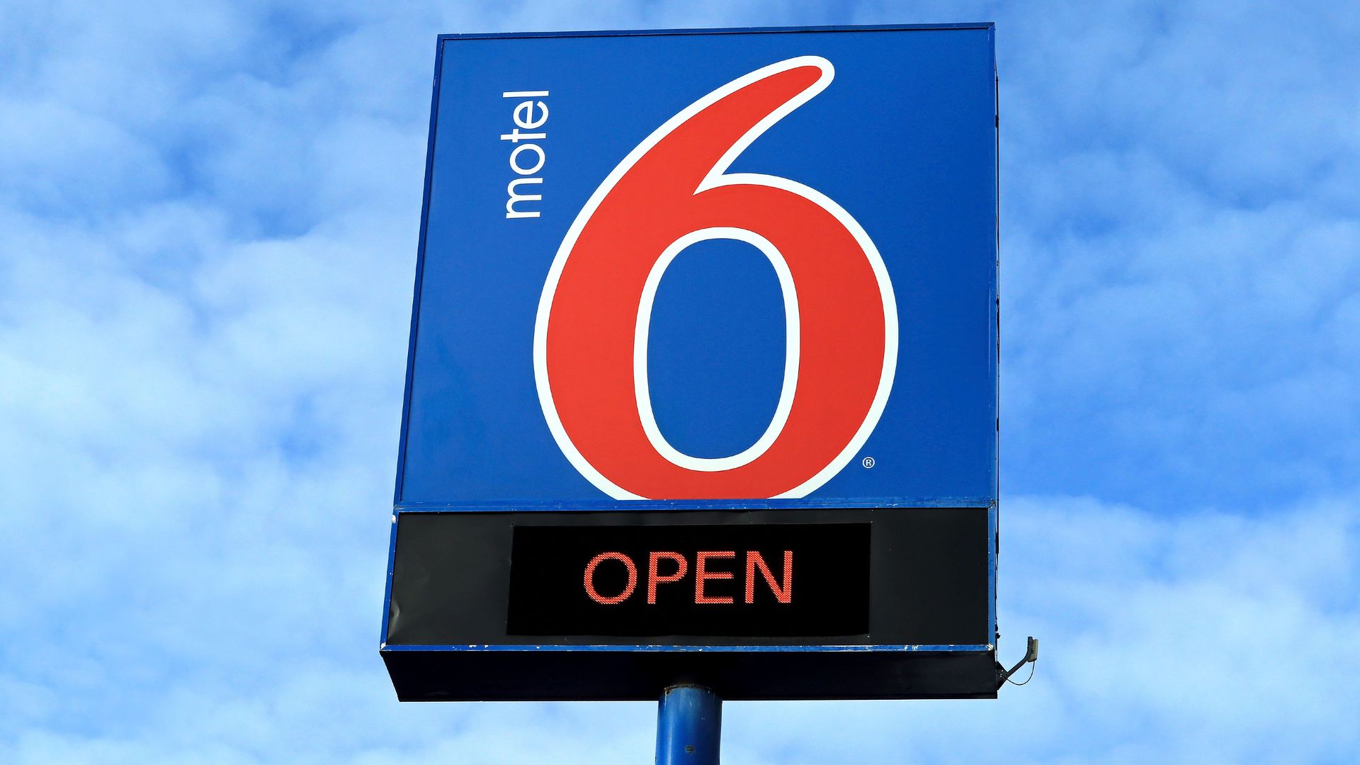 A Motel 6 sign that says "open."