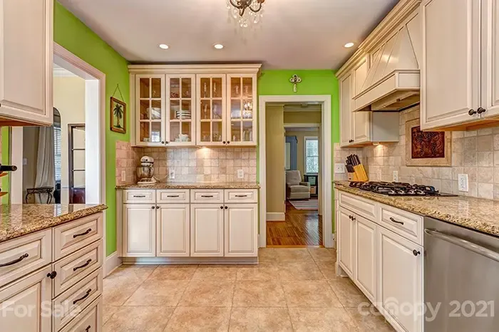 2433 Chesterfield Ave, kitchen