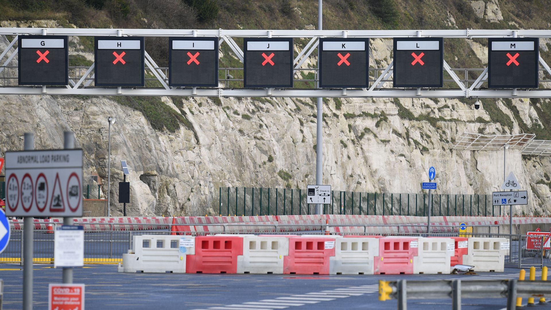 Traffic lanes in UK closed down