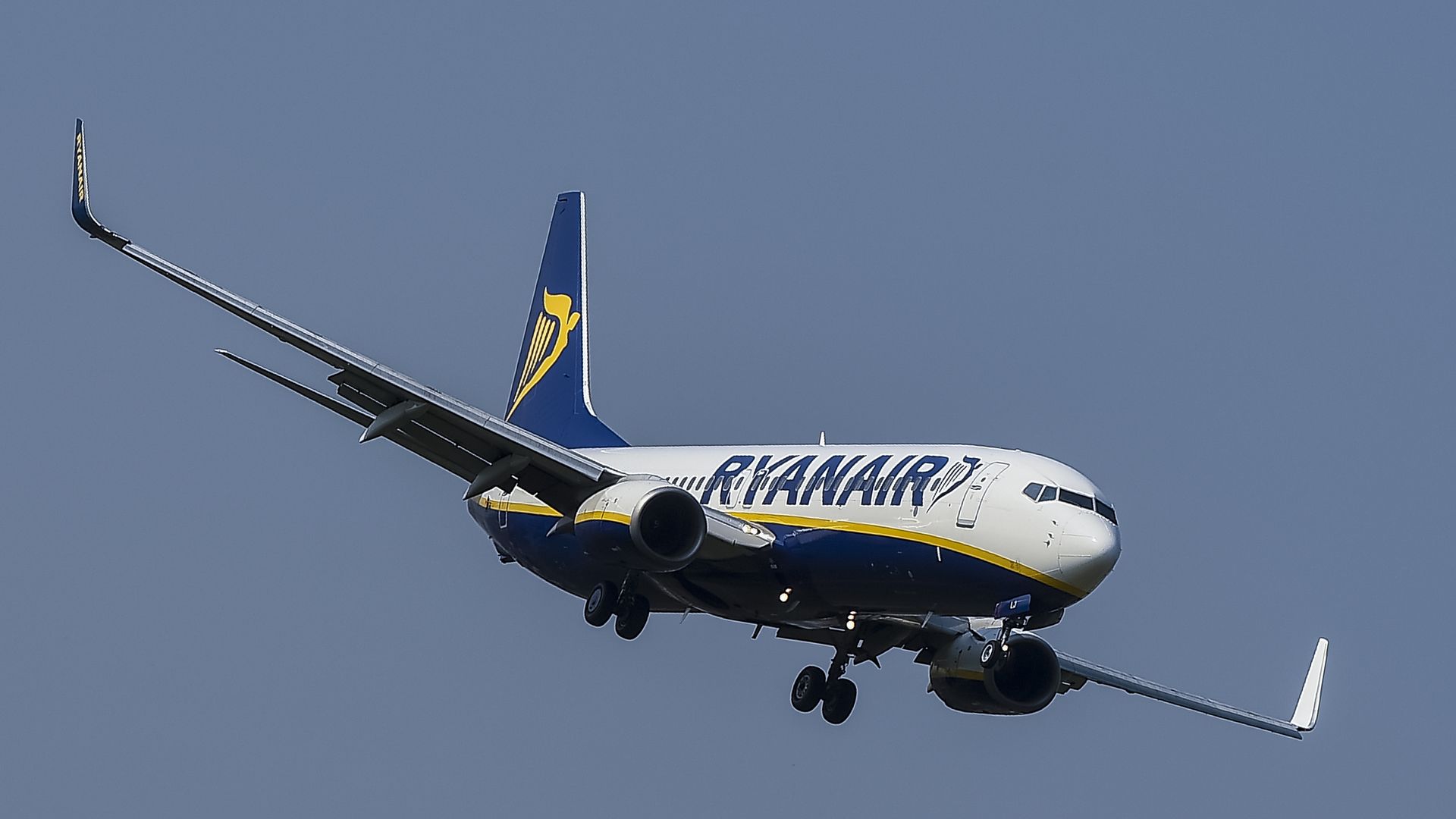 A Ryanair Boeing 737-800 aircraft approches