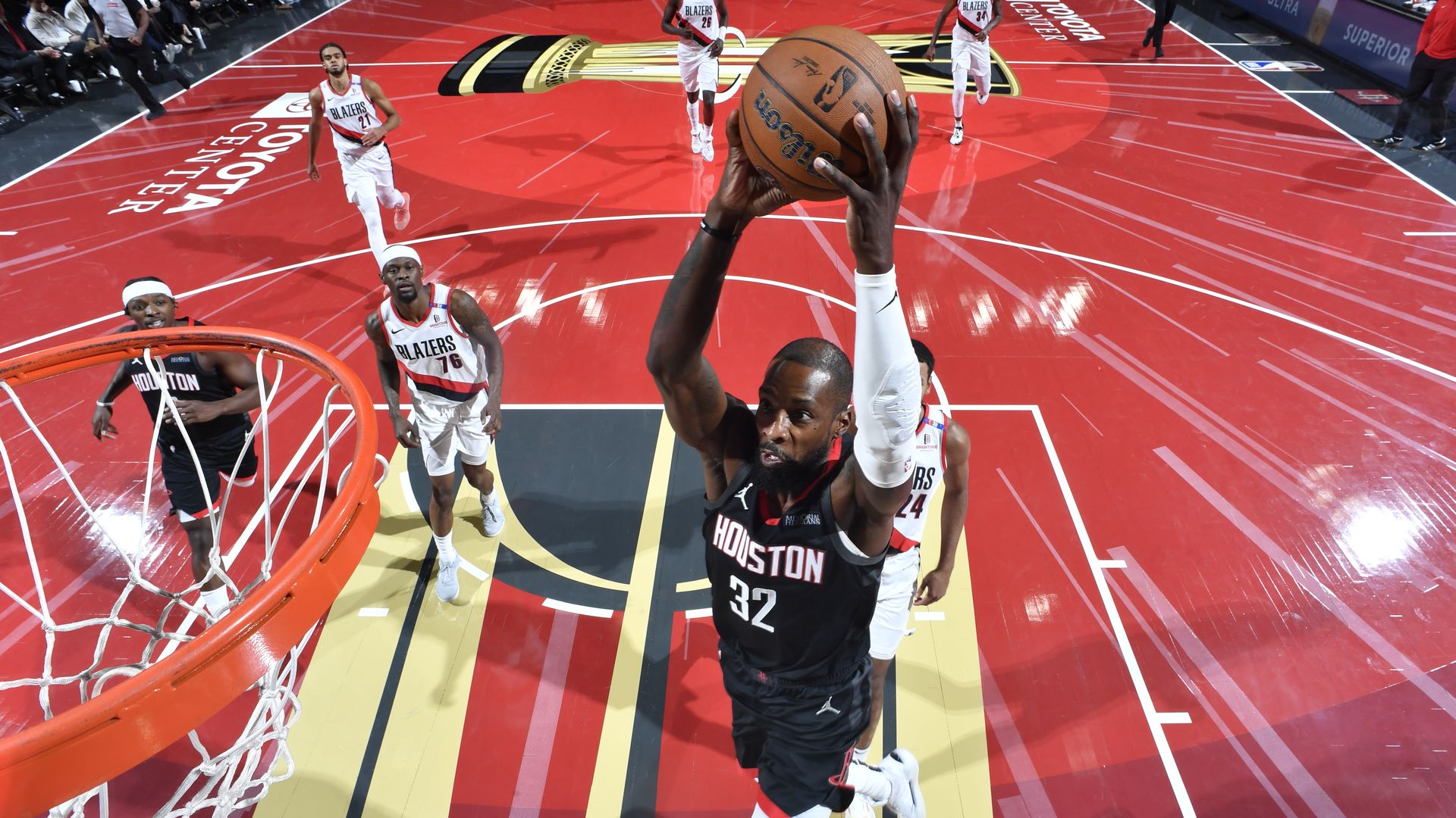 Rockets player Jeff Green dunks the ball