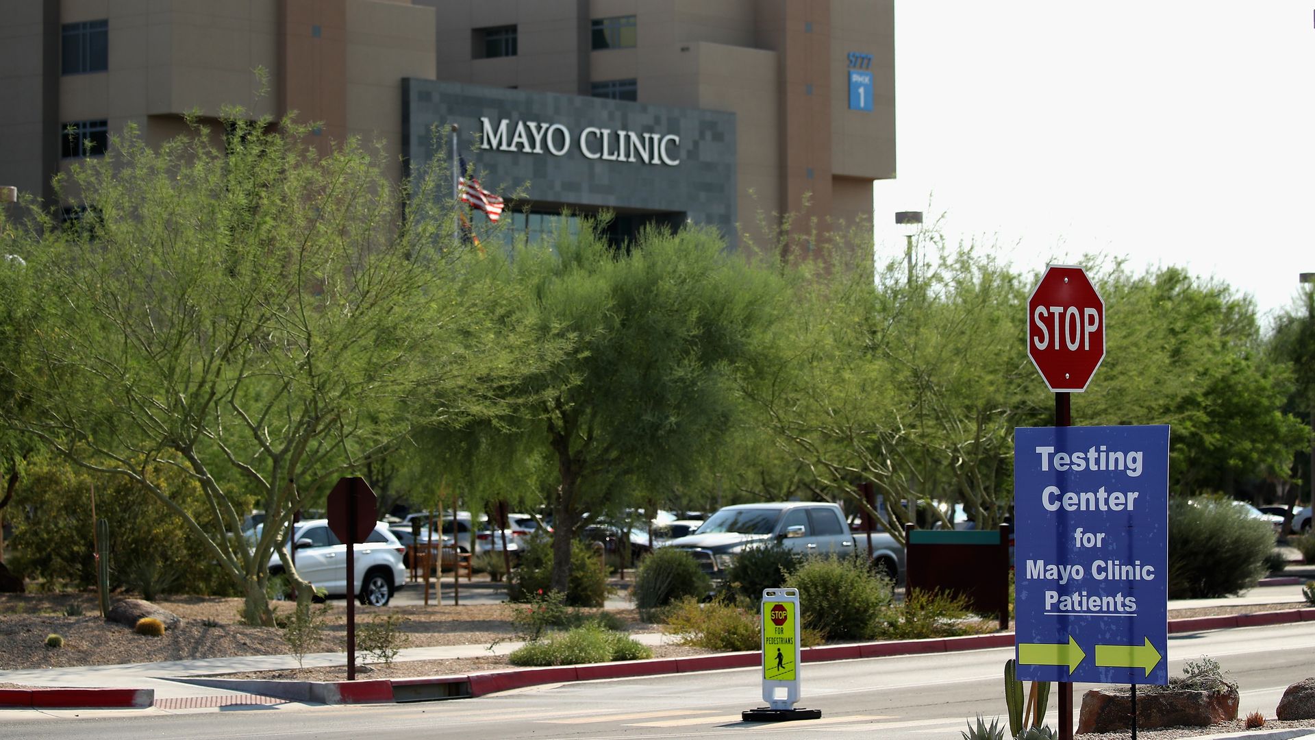 A building that says "Mayo Clinic."