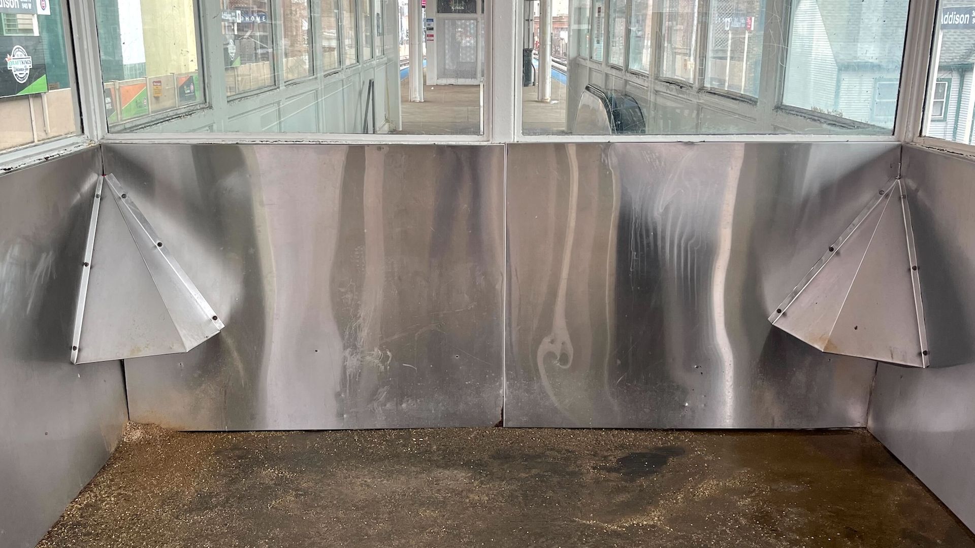 Train platform with metal triangles in the corners.