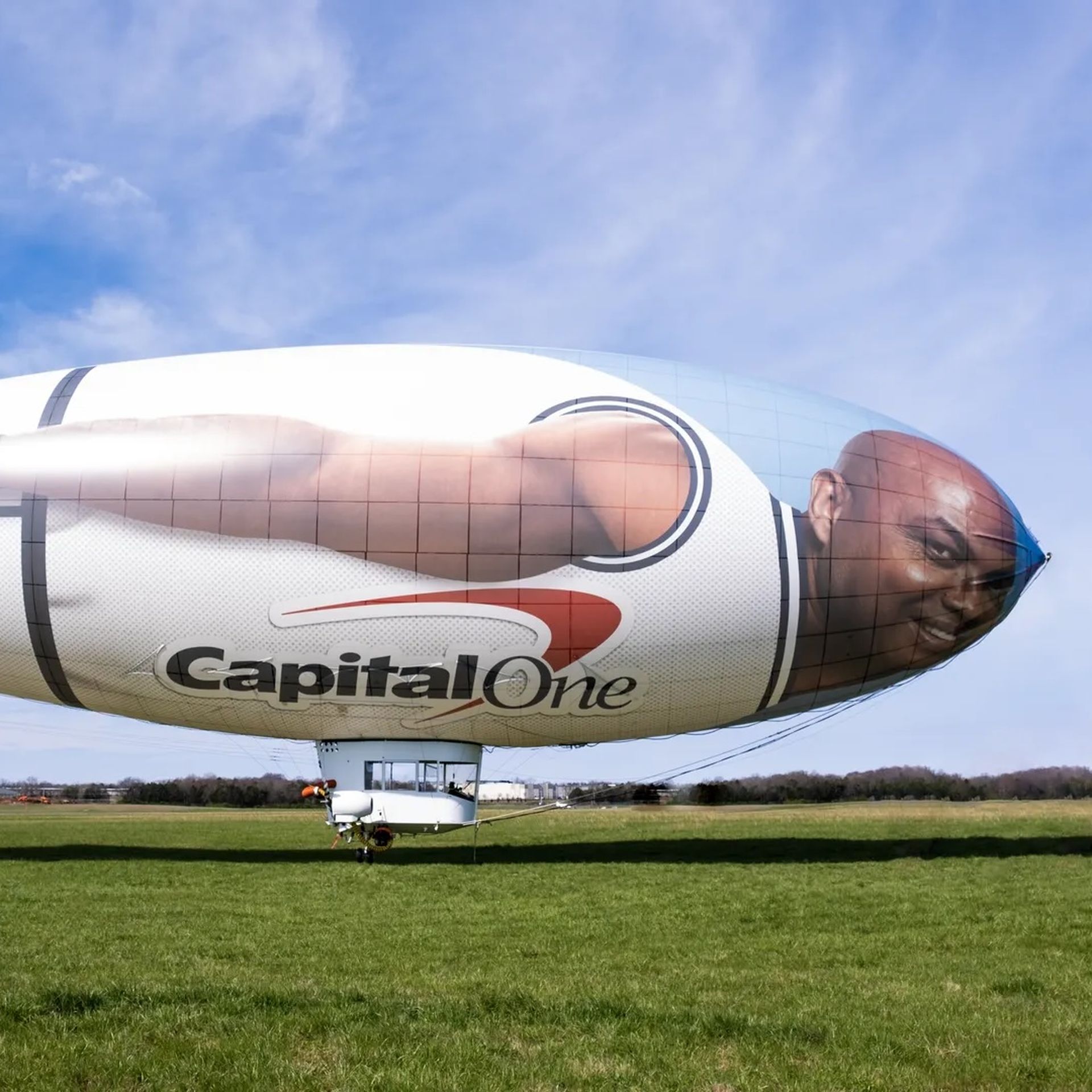 タイムセール！BLIMP Charles Barkley blimp flies over Phoenix for Final Four week