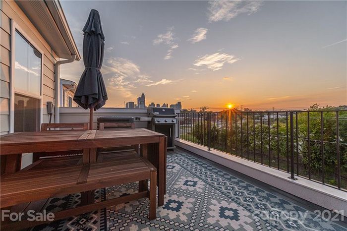 264 Parkwood Ave patio