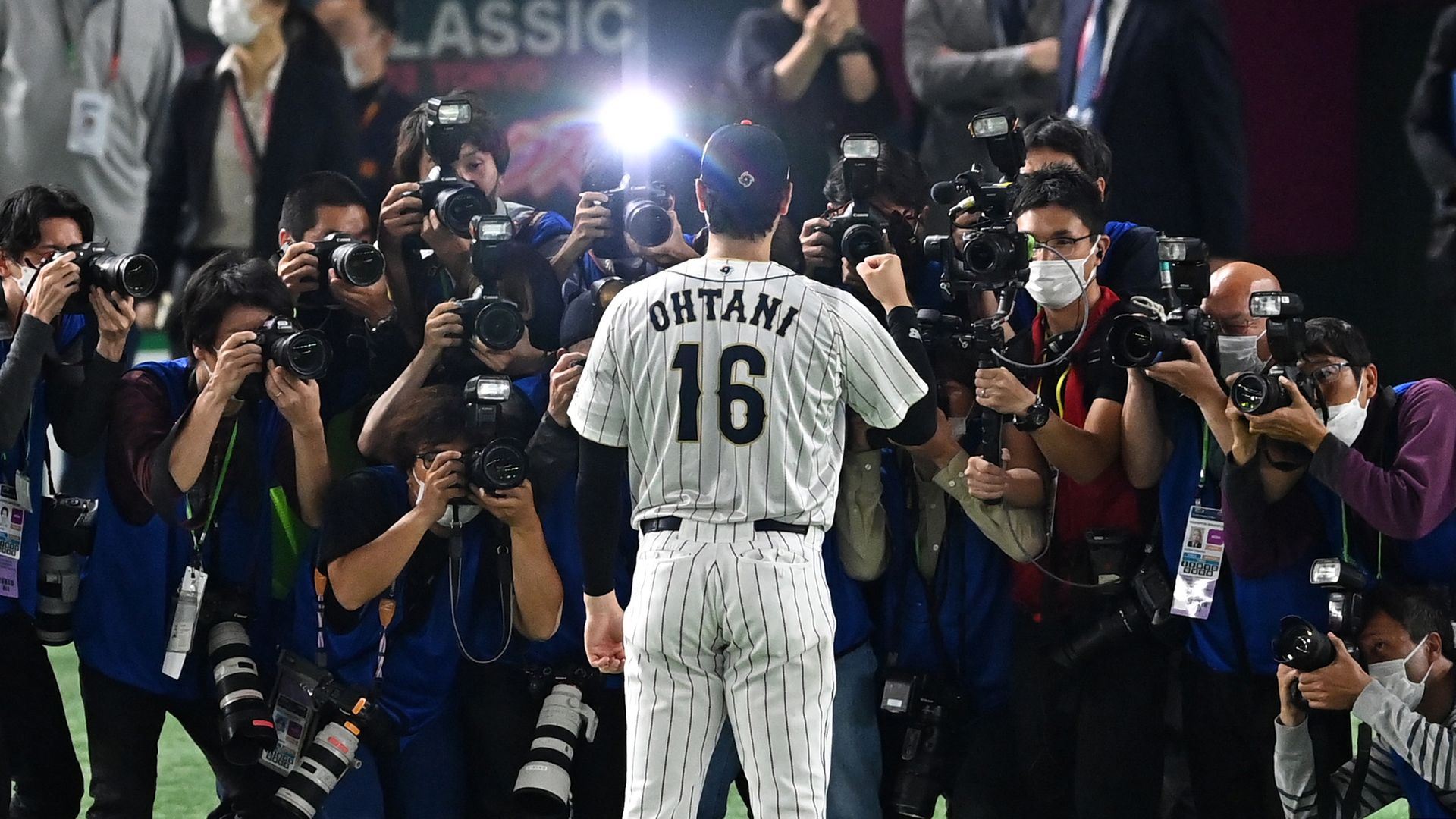ohtani posing for cameras