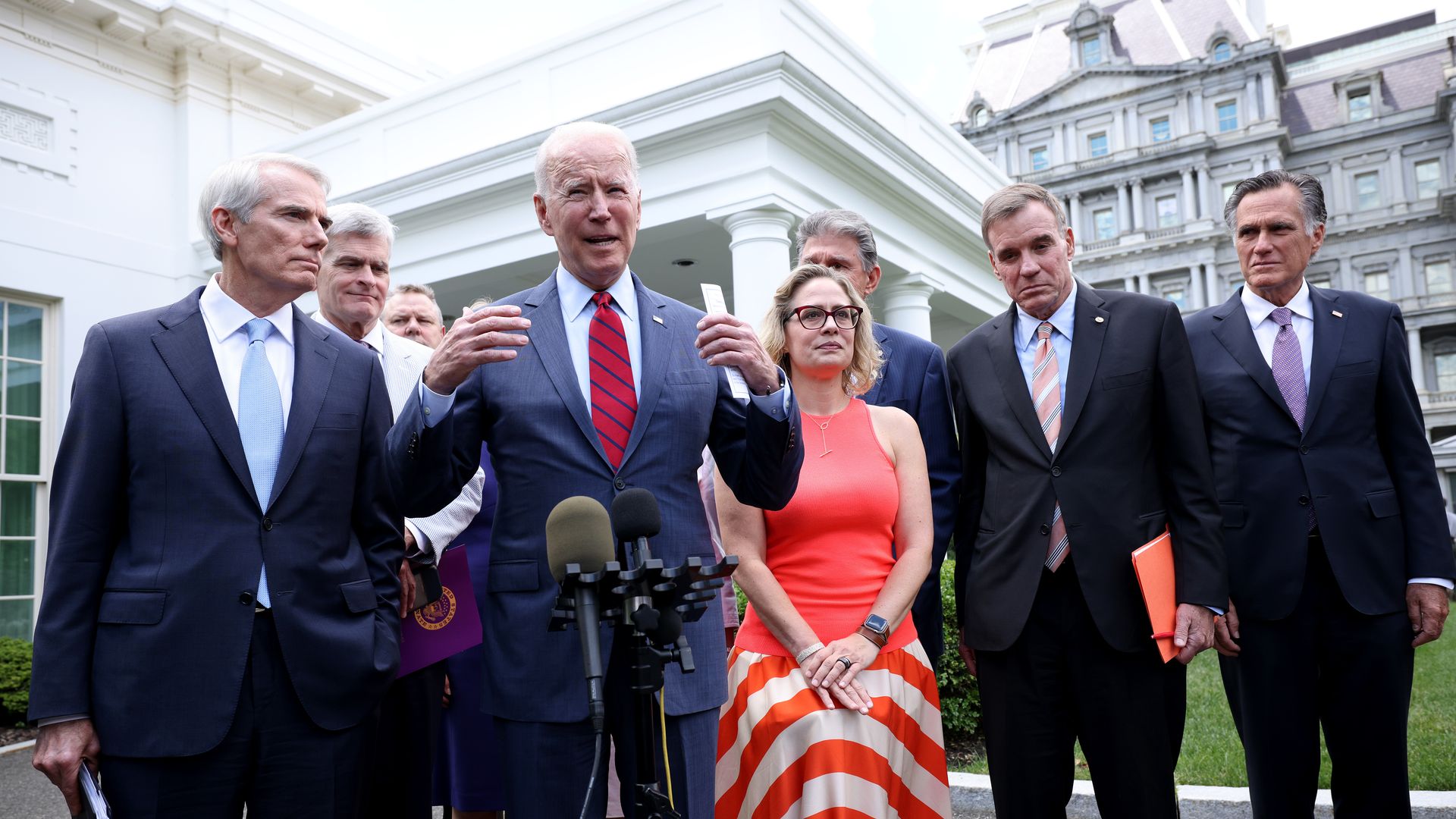 Biden with bipartisan group of senators