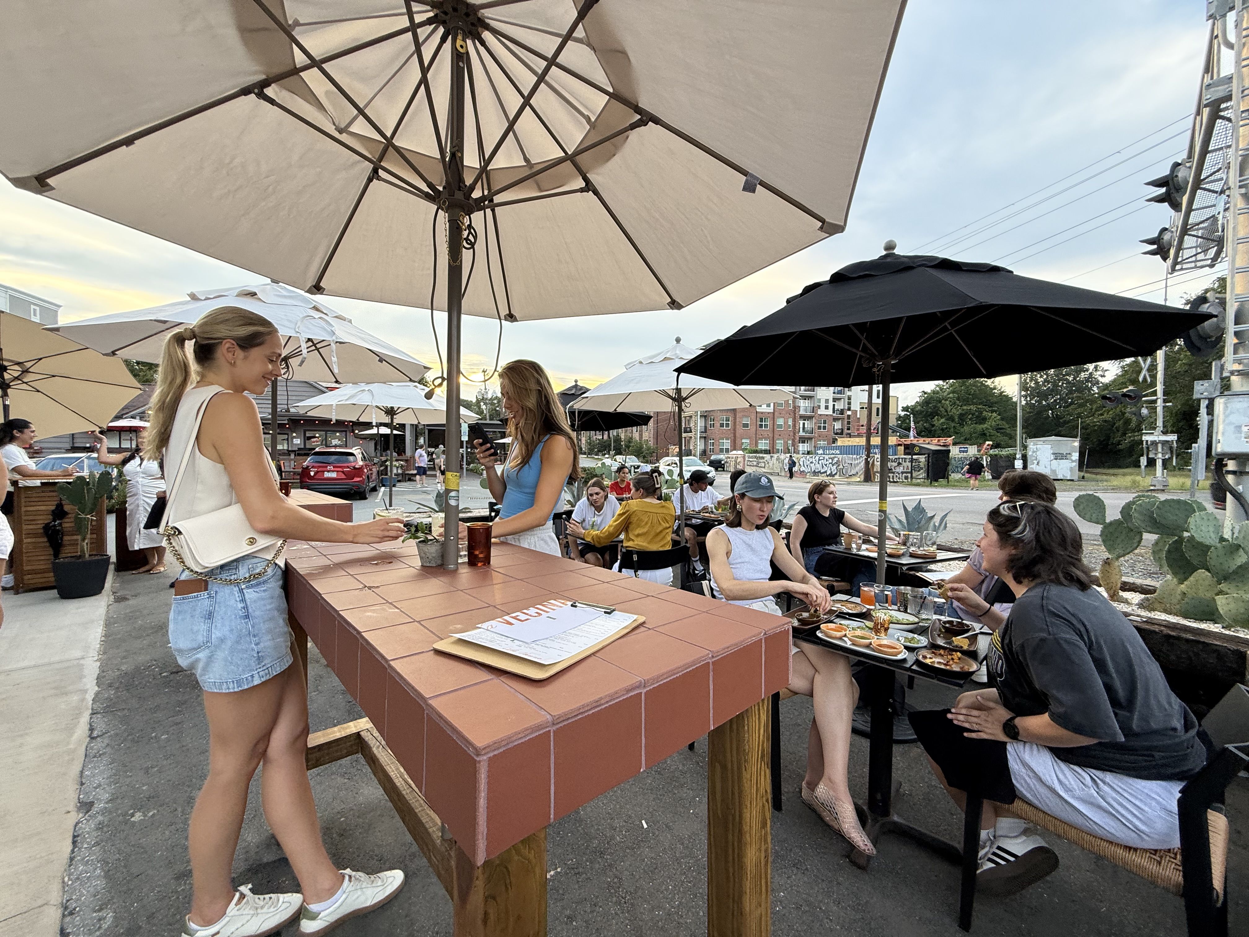 La Vecina table seating