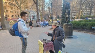 شاعر خیابانی مارشال جیمز مارشال، سمت راست، با دانشجوی UPenn جری کای در میدان Rittenhouse چت می کند.