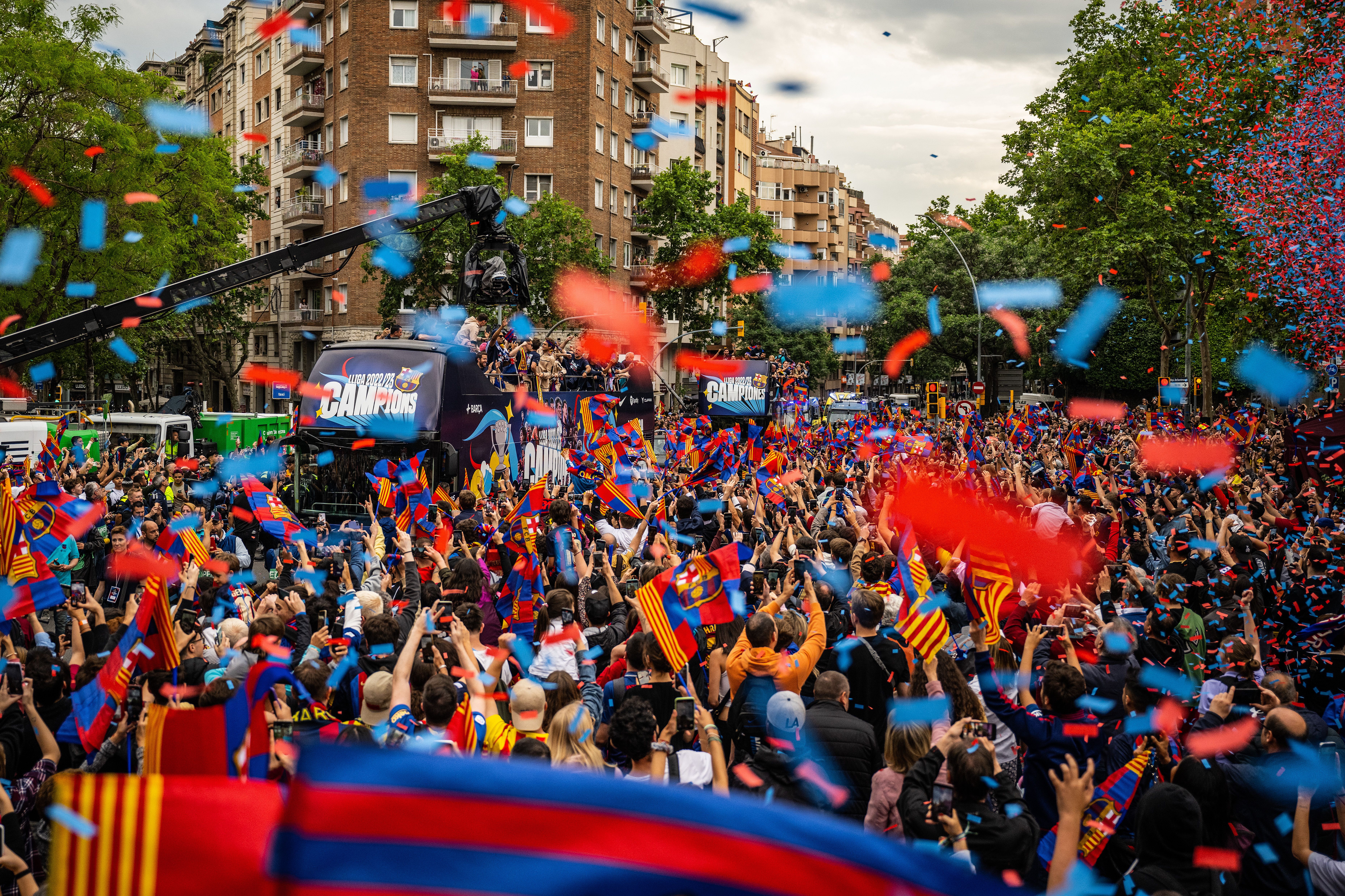 barcelona fans celebrating in street