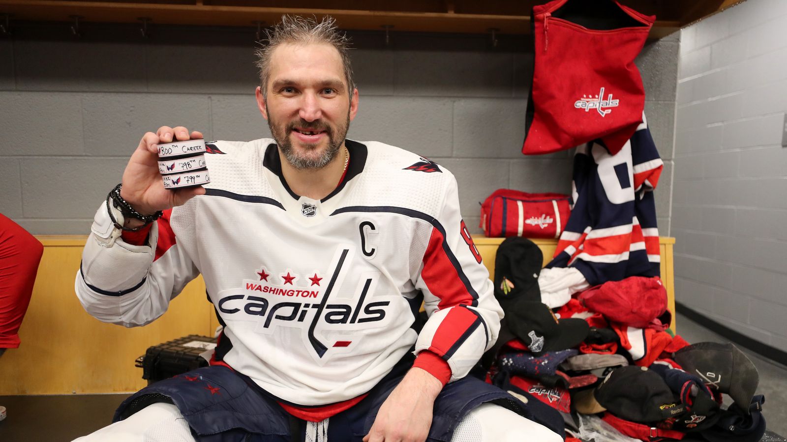Alex Ovechkin third player in NHL history to reach 800 goals