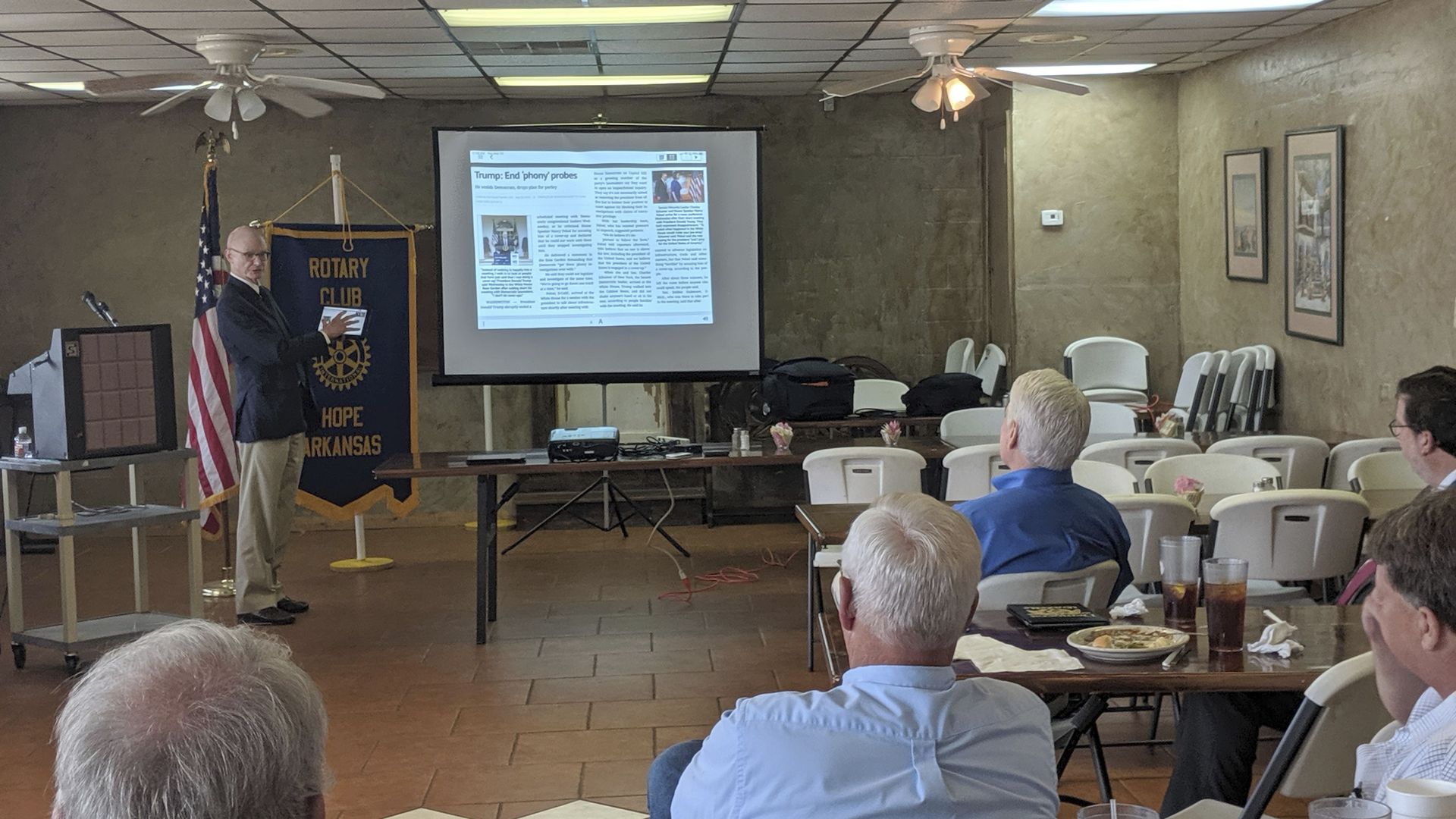 Publisher Walter Hussman Jr. speaking with newspaper readers