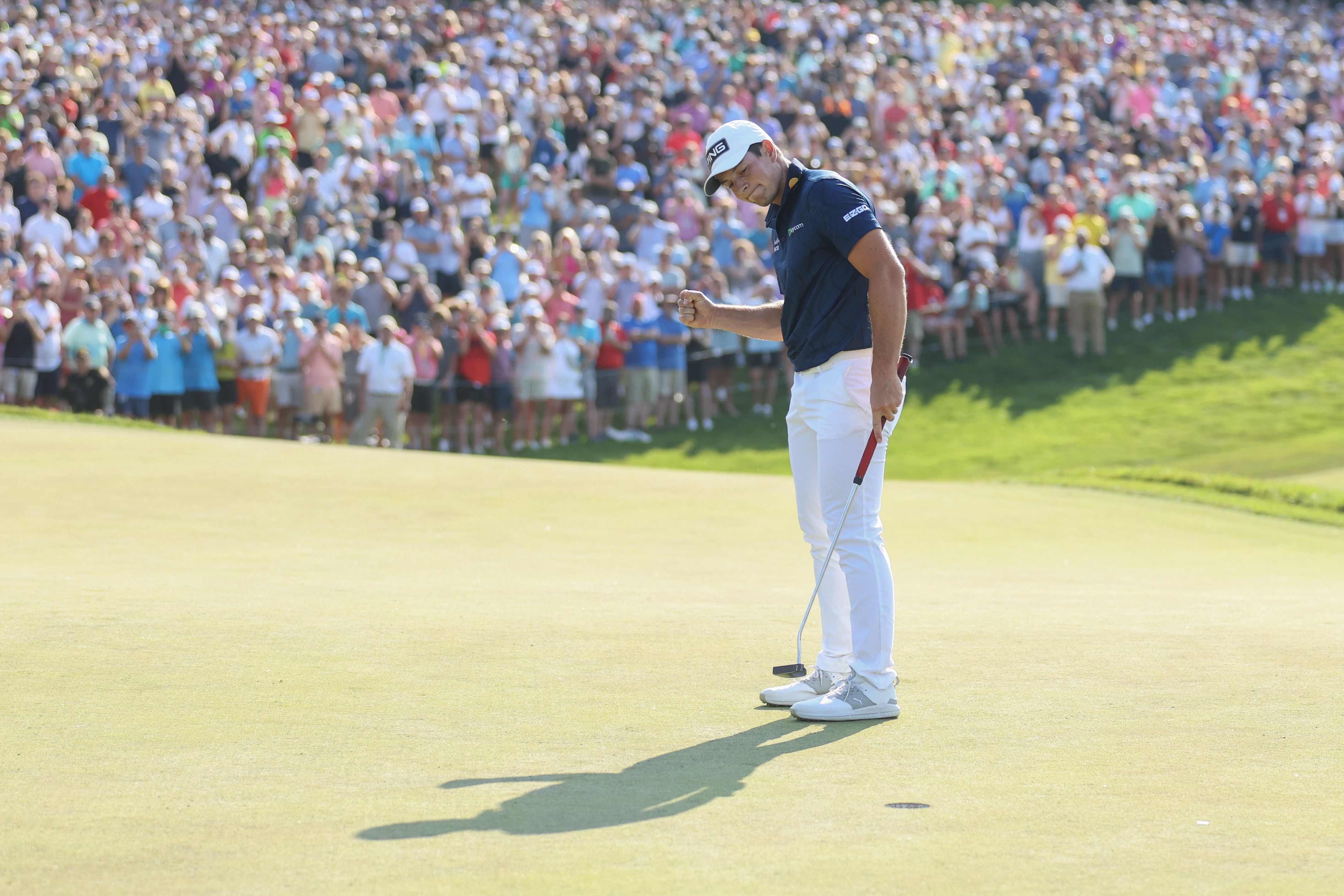 viktor hovland fist pumps at final green