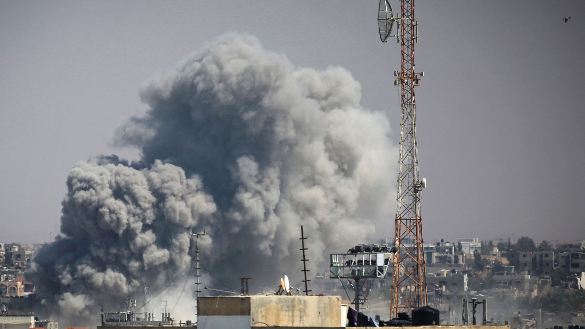 Smoke billows from Israeli strikes on eastern Rafah in the southern Gaza Strip on Tuesday amid the ongoing conflict between Israel and Hamas. Photo: AFP via Getty Images)