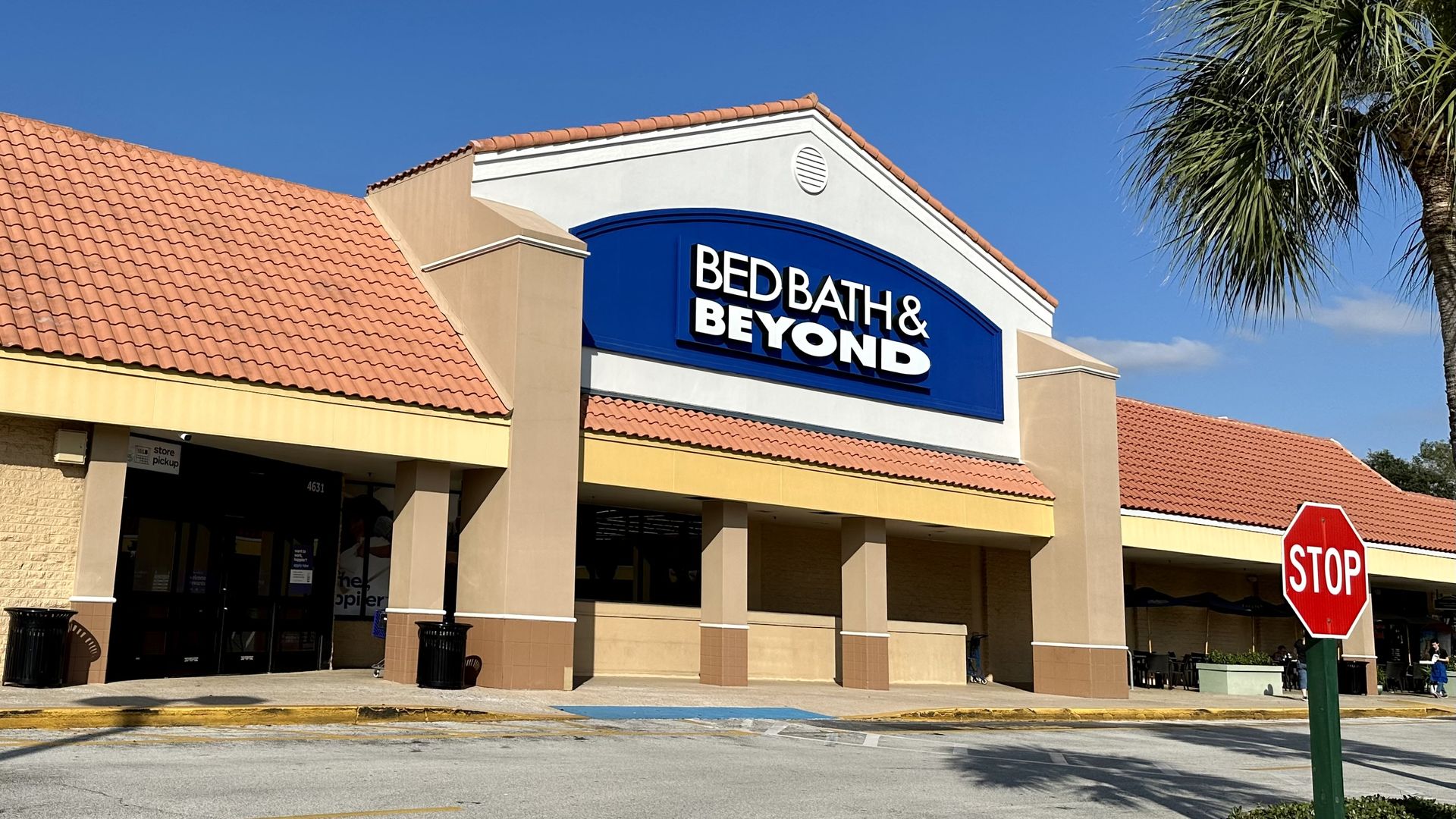 Bed Bath & Beyond storefront 