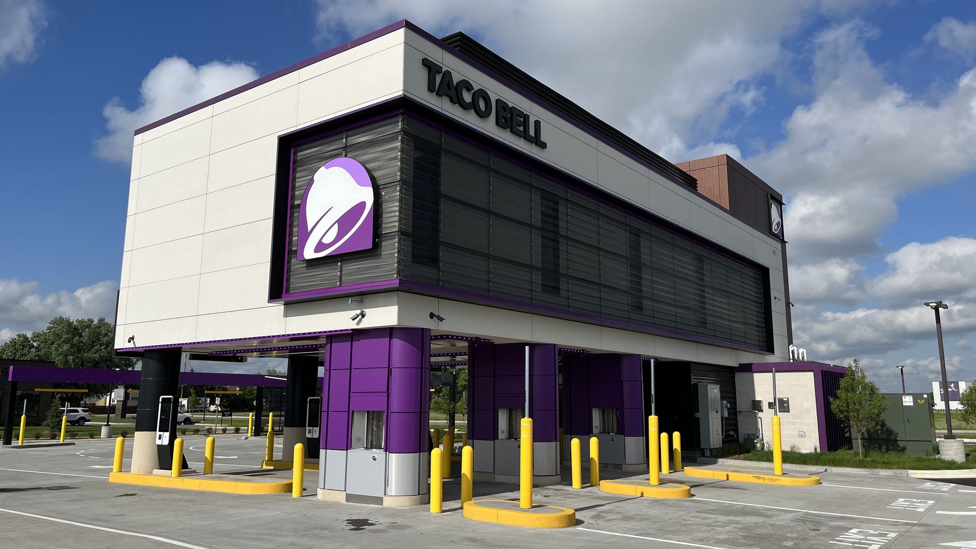 A new Taco Bell with four drive thru lanes 