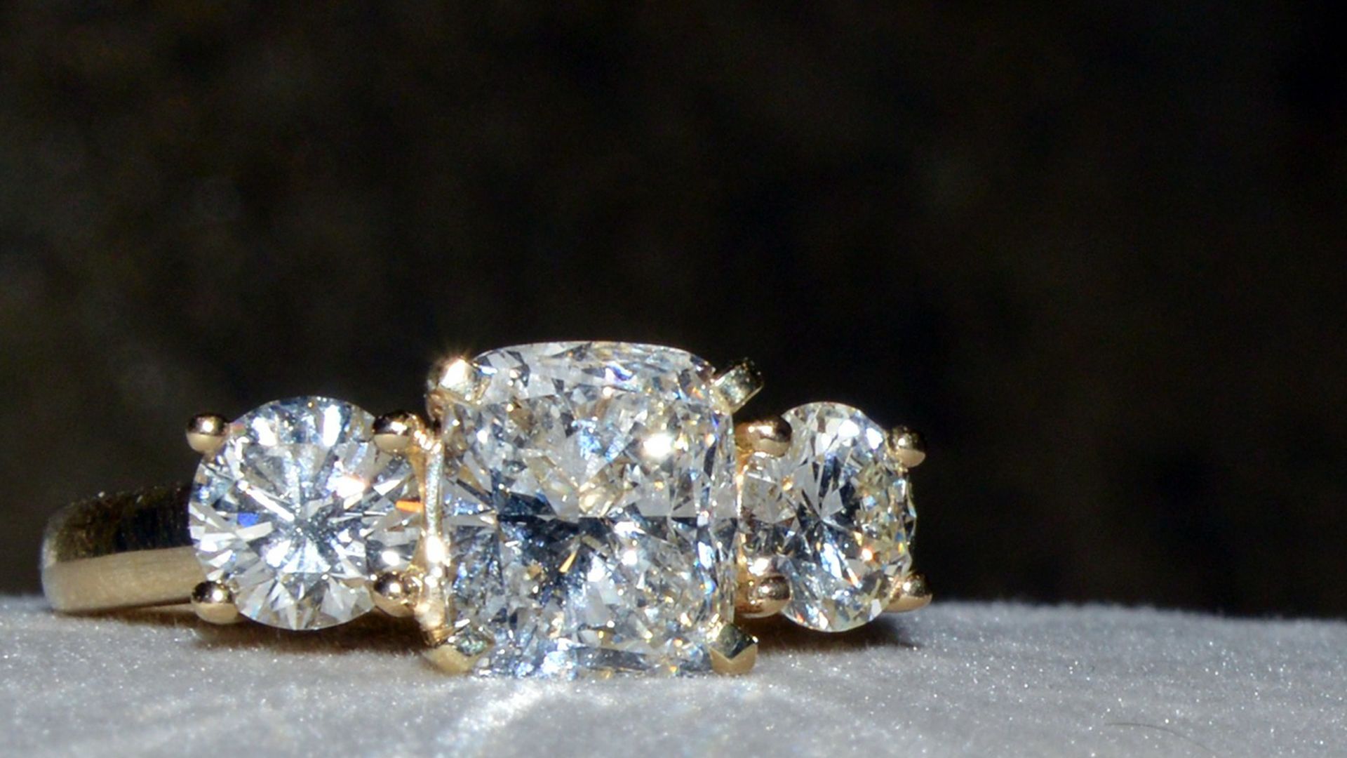 Meghan-Markle-ring-engagement-diamonds-direct