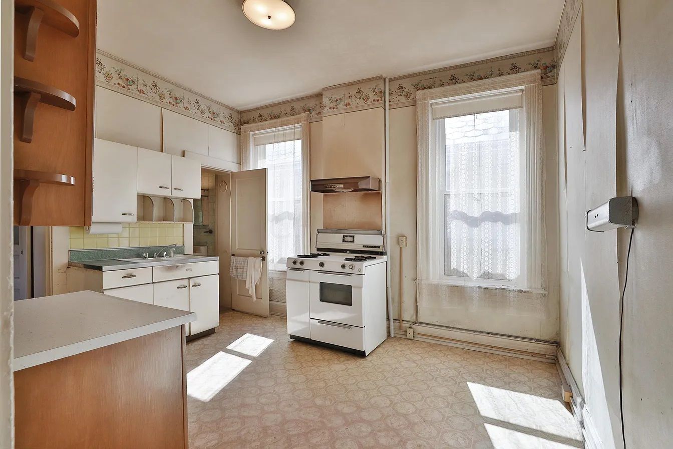 A dated kitchen in an apartment.