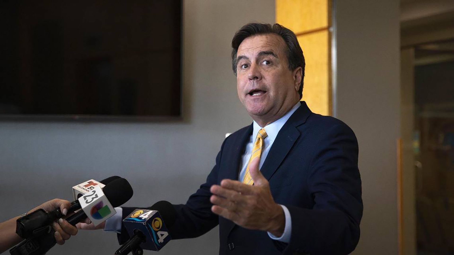 Miami Commissioner Alex Diaz de la Portilla speaks at Miami City Hall in 2021. 