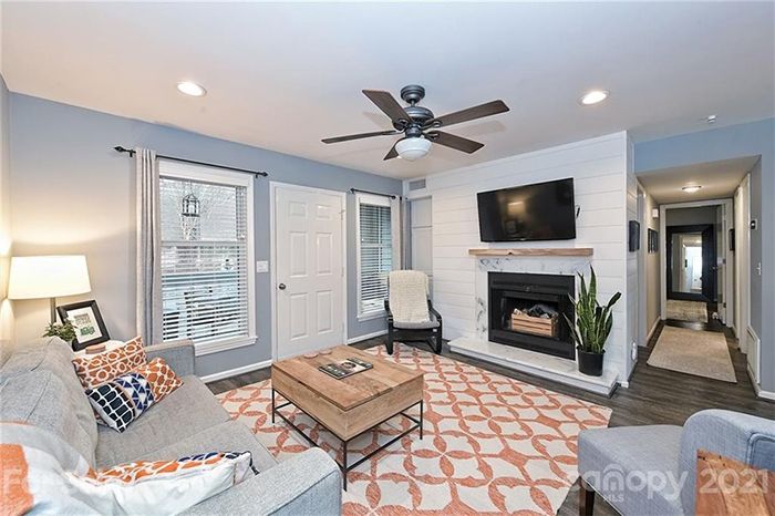 430 Queens Road living room