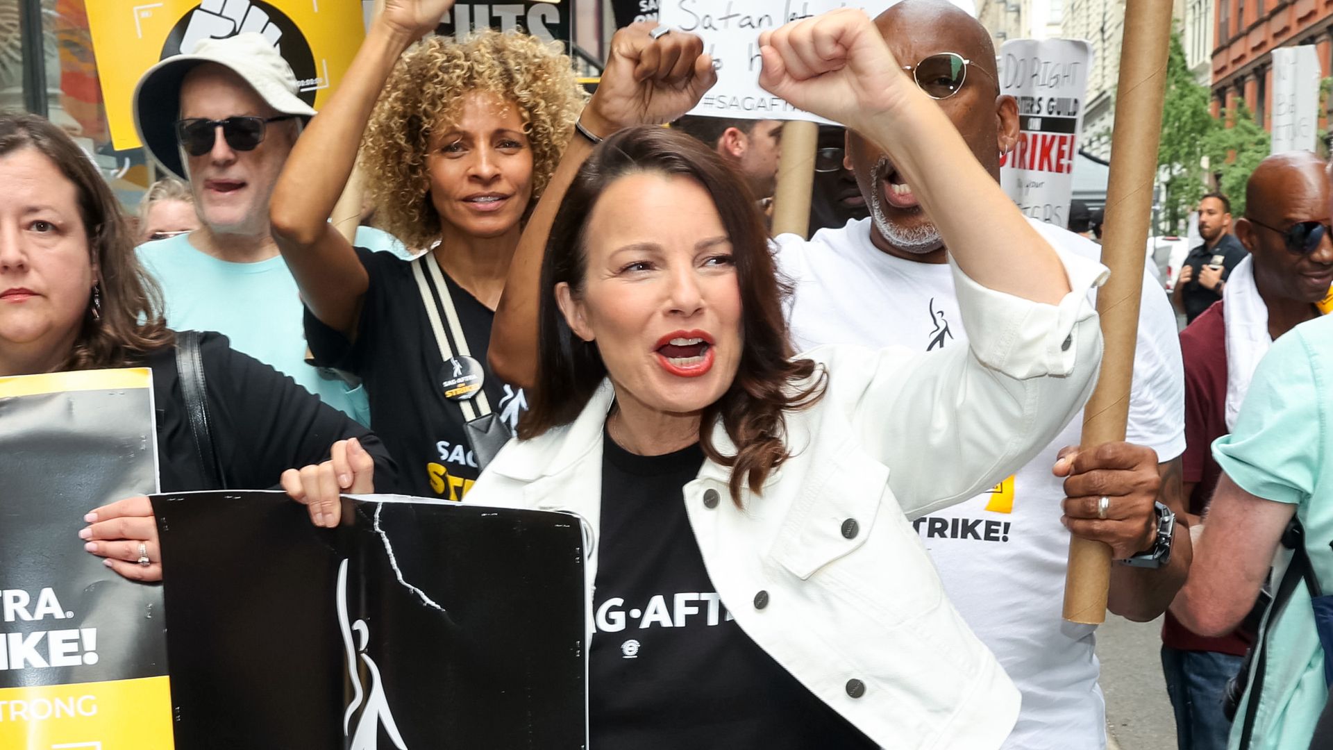 Photo of Fran Drescher and other actors carrying picket signs