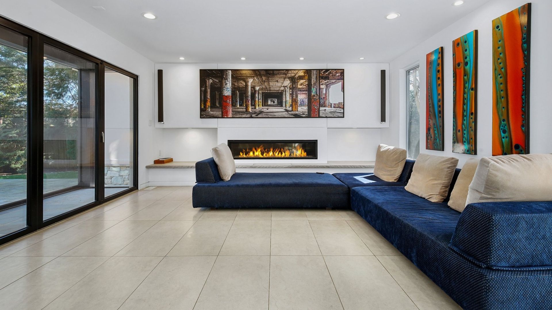 Living room area of home at 5010 Edgemoor