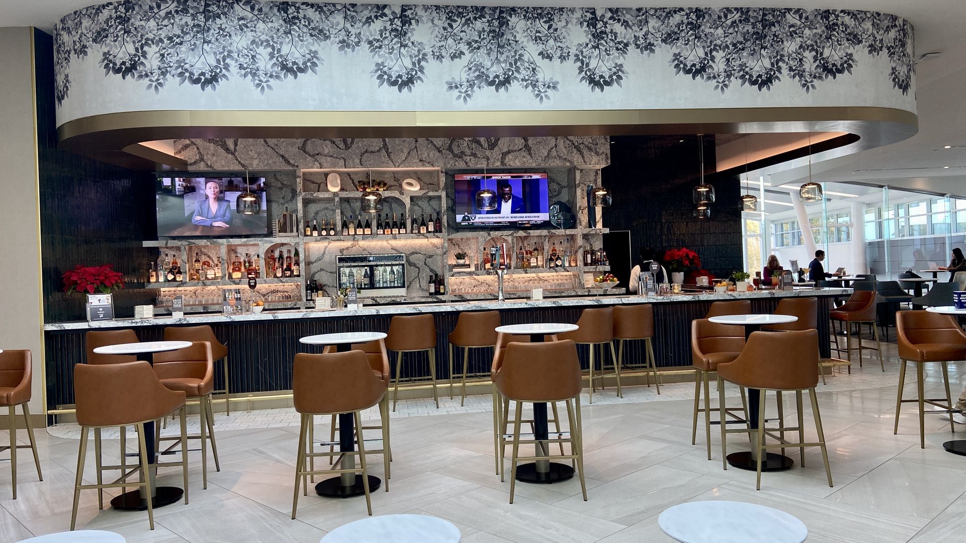 Delta Sky Club bar at CLT.